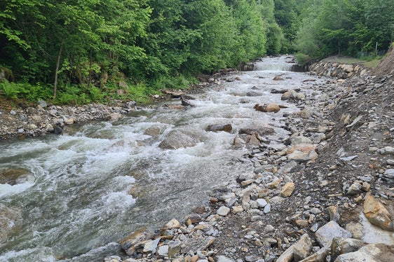 Nachher: Hochwassersicherer und ökologischer: der Schnalserbach auf Höhe von Kläranlage und Recyclinghof nach soeben abgeschlossenen Arbeiten der Wildbachverbauung. (Foto: LPA/Landesamt für Wildbach- und Lawinenverbauung West)