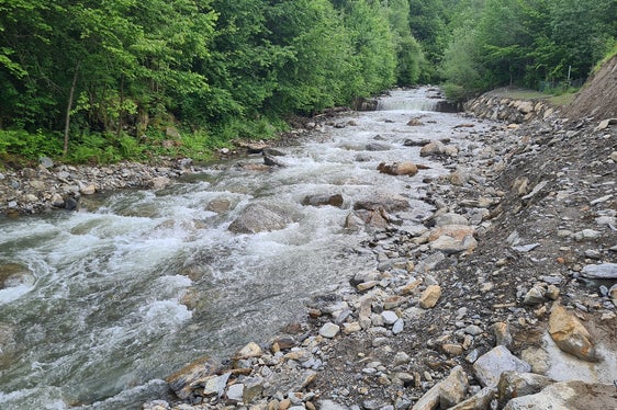 Nachher: Hochwassersicherer und ökologischer: der Schnalserbach auf Höhe von Kläranlage und Recyclinghof nach soeben abgeschlossenen Arbeiten der Wildbachverbauung. (Foto: LPA/Landesamt für Wildbach- und Lawinenverbauung West)