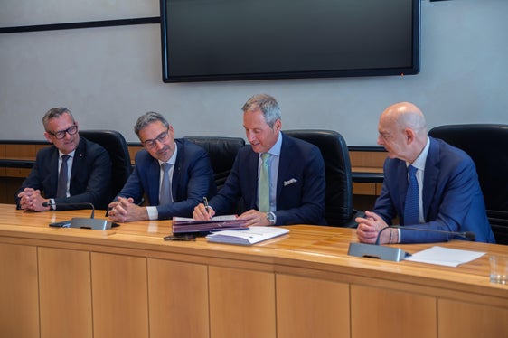 Jetzt kann das Projekt zur Erneuerung und Modernisierung des Meraner Pferderennplatzes angegangen werden. Heute Nachmittag (28. Mai) haben Landeshauptmann Arno Kompatscher und Merans Bürgermeister Dario Dal Medico den 24 Seiten umfassenden Tauschvertrag unterzeichnet. Mit am Tisch sitzen Landesrat Christian Bianchi (links) und Merans Stadtrat Nerio Zaccaria. (Foto: LPA/Greta Stuefer)