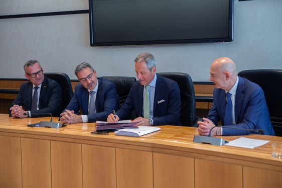 Con la stipula del contratto definitivo di permuta può essere dato ufficialmente avvio al rilancio dell'ippodromo di Merano. Nella foto (da sinistra) l'assessore provinciale Christian Bianchi, il presidente Arno Kompatscher, il sindaco di Merano Dario Dal Medico e l'assessore comunale di Merano Nerio Zaccaria. (Foto: ASP/Greta Stuefer)