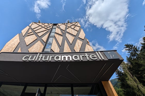 850.000 Euro der insgesamt 8,9 Millionen Euro an Haushaltsmitteln, die 2026 dem Bereich Natur, Landschaft und Raumentwicklung zur Verfügung stehen, fließen in die Erneuerung der Besucherzentren und der Aufsichtsstellen im Nationalpark Stilfserjoch - im Bild das Besucherzentrum culturamartell in Martell. (Foto: Landesamt für den Nationalpark Stilfserjoch)