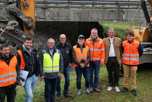 Am 15. Oktober fand die erste Baustellenbesprechung mit dem ausführenden Unternehmen, Bürgermeister Paul Schwingshackl (zweiter von rechts) und den Technikern des Straßendienstes statt. (Foto: LPA/Ressort Infrastrukturen und Mobilität)