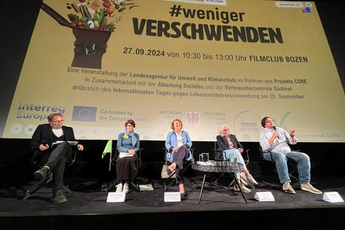Unter dem Motto #wenigerVERSCHWENDEN wurde heute (27. September) eine Podiumsdiskussion organisiert, bei der Moderator Philipp von Hellberg (von links) mit Silke Raffeiner (Verbraucherzentrale), Rosmarie Pamer (Landesrätin), Sabine Eccel (Vinzimarkt), Luca Merlino (Landestafel) sprach. (Foto: LPA/Landesagentur für Umwelt und Klimaschutz)