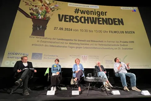 Unter dem Motto #wenigerVERSCHWENDEN wurde heute (27. September) eine Podiumsdiskussion organisiert, bei der Moderator Philipp von Hellberg (von links) mit Silke Raffeiner (Verbraucherzentrale), Rosmarie Pamer (Landesrätin), Sabine Eccel (Vinzimarkt), Luca Merlino (Landestafel) sprach. (Foto: LPA/Landesagentur für Umwelt und Klimaschutz)