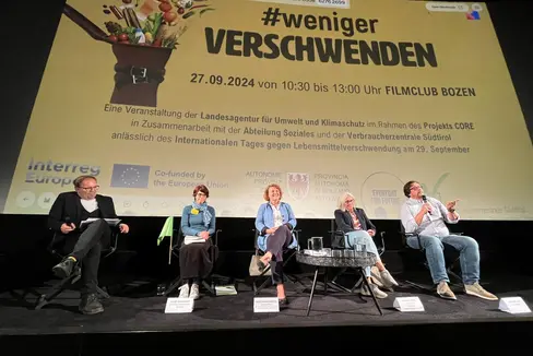 Unter dem Motto #wenigerVERSCHWENDEN wurde heute (27. September) eine Podiumsdiskussion organisiert, bei der Moderator Philipp von Hellberg (von links) mit Silke Raffeiner (Verbraucherzentrale), Rosmarie Pamer (Landesrätin), Sabine Eccel (Vinzimarkt), Luca Merlino (Landestafel) sprach. (Foto: LPA/Landesagentur für Umwelt und Klimaschutz)