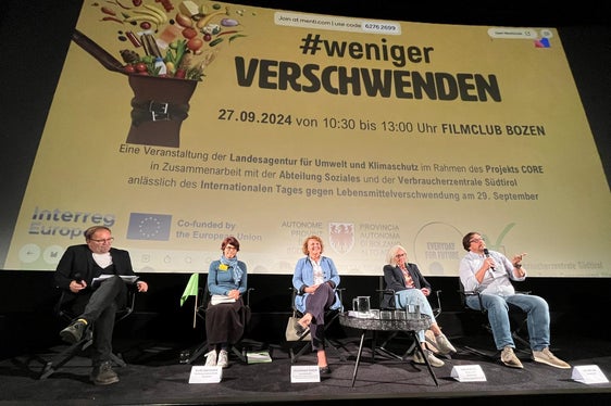 Alunne e alunni delle scuole superiori altoatesine a confronto oggi (27/09) sul tema dello spreco alimentare, in occasione della Giornata internazionale sullo spreco alimentare del 29 settembre. (Foto: USP/Agenzia provinciale per l'ambiente e la tutela del clima)