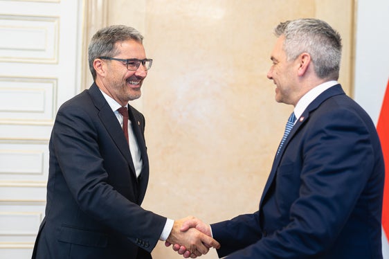 Cordiale incontro oggi a Vienna del presidente Arno Kompatscher con il cancelliere austriaco, Karl Nehammer (Foto: BKA/Schrötter)