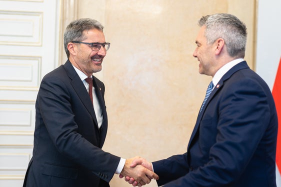 Cordiale incontro oggi a Vienna del presidente Arno Kompatscher con il cancelliere austriaco, Karl Nehammer (Foto: BKA/Schrötter)