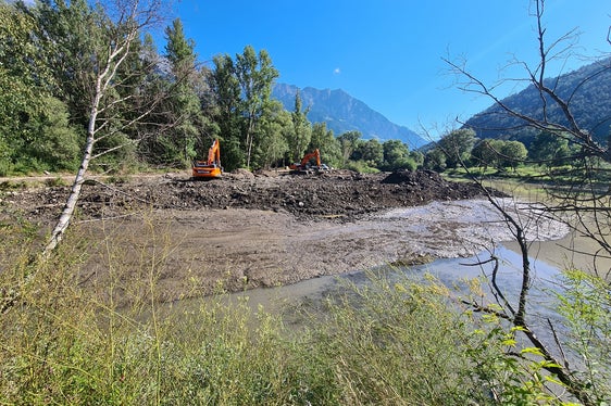 I Bacini montani stanno attualmente riempiendo il Laghetto di Rablà con materiale pulito per continuare la rimozione della pianta aliena Elodea nuttallii (Foto: ASP/Ufficio sistemazione bacini montani Ovest dell'Agenzia per la Protezione civile)