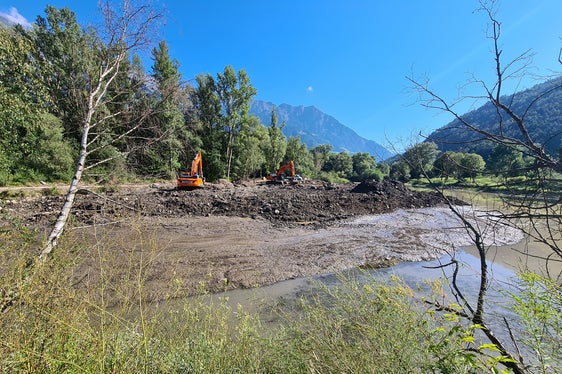 Im Rablander Weiher hat die Wildbachverbauung vor wenigen Tagen mit der zweiten Phase der Arbeiten zur Entfernung der invasiven Wasserpflanze Elodea Nuttallii begonnen. (Foto: LPA/Landesamt für Wildbach- und Lawinenverbauung West)