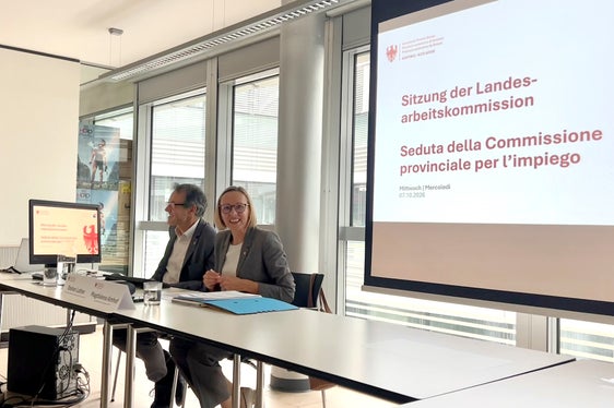 Der Direktor des Arbeitsmarktservice Südtirol, Stefan Luther (links), und Arbeitslandesrätin Magdalena Amhof sprachen bei der Sitzung der Landesarbeitskommission, bei der die enge Verbindung zwischen Arbeits- und Wohnungsmarkt in Südtirol festgehalten wurde. (Foto: LPA/Ressort Europa, Arbeit und Personal)