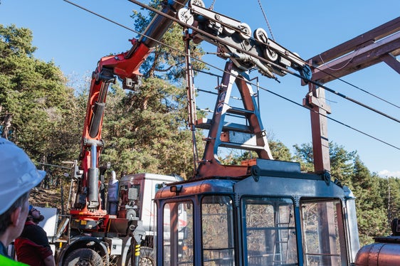 Sono in corso i lavori di smantellamento della vecchia funivia di San Genesio. (Foto: USP/Ivan Brentegani)
