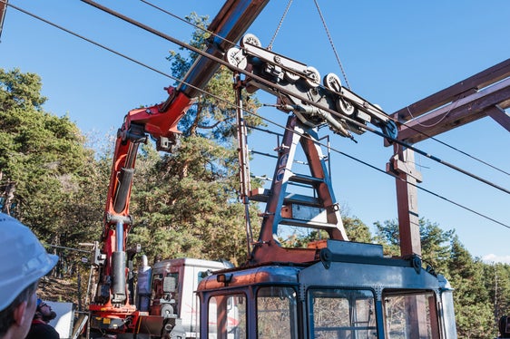 Sono in corso i lavori di smantellamento della vecchia funivia di San Genesio. (Foto: USP/Ivan Brentegani)