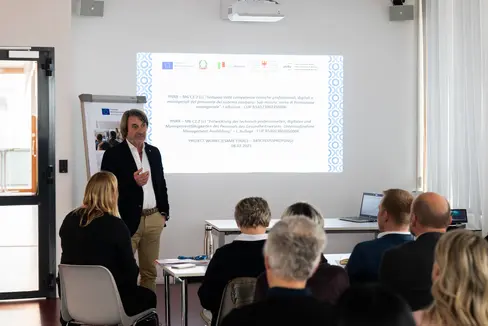 Die Einführung dieses Ausbildungswegs ist ein wichtiger Schritt zur Professionalisierung. Mit diesem erfolgreichen Lehrgang ist der Grundstein für eine zukunftsorientierte Führungsausbildung gelegt: Gesundheitslandesrat Hubert Messner bei der Abschlussveranstaltung des Managementlehrgangs am 8. Februar an der Freien Universität Bozen. (Foto: LPA/Manuela Tessaro)