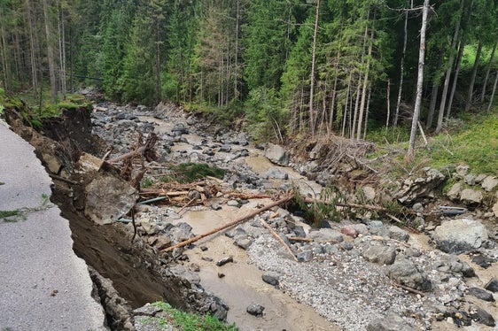 Der Frötschbach hat aufgrund des gestrigen Starkregenereignisses die Straße nach Bad Ratzes unterspült. (Foto: LPA/Landesamt für Wildbach- und Lawinenverbauung Süd in der Agentur für Bevölkerungsschutz)