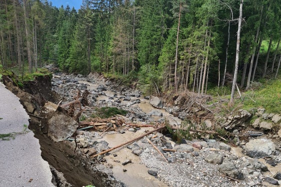 Der Frötschbach hat aufgrund des gestrigen Starkregenereignisses die Straße nach Bad Ratzes unterspült. (Foto: LPA/Landesamt für Wildbach- und Lawinenverbauung Süd in der Agentur für Bevölkerungsschutz)