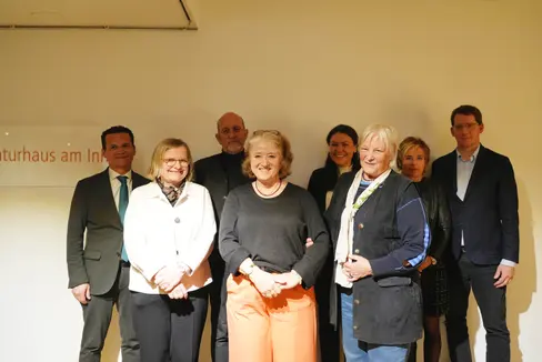 Foto di gruppo durante la serata culturale dell'Euregio: (da sinistra) André Comploj (direttore del Dipartimento Istruzione, Formazione e Cultura ladina, Provincia autonoma di Bolzano), Ulrike Tanzer (direttrice dell'Archivio Brenner), Fritz Tiefenthaler (Euregio), Ursula A. Schneider (vicedirettrice dell'Archivio Brenner), Irene Prinoth (direttrice dell'Istituto Ladino Micurá de Rü), Ulrike Kindl, Lara Moroder (presidente del consiglio di amministrazione dell'Istituto Ladino Micurá de Rü) e Jürgen Runggaldier (direttore dell'Ufficio Cultura ladina e Giovani) (Foto: Istituto Ladino Micurá de Rü)