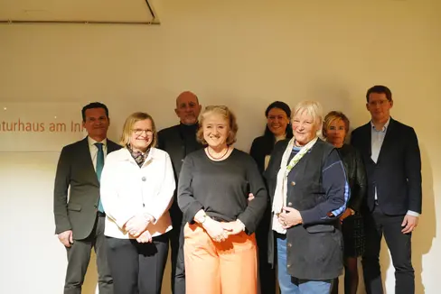 Foto di gruppo durante la serata culturale dell'Euregio: (da sinistra) André Comploj (direttore del Dipartimento Istruzione, Formazione e Cultura ladina, Provincia autonoma di Bolzano), Ulrike Tanzer (direttrice dell'Archivio Brenner), Fritz Tiefenthaler (Euregio), Ursula A. Schneider (vicedirettrice dell'Archivio Brenner), Irene Prinoth (direttrice dell'Istituto Ladino Micurá de Rü), Ulrike Kindl, Lara Moroder (presidente del consiglio di amministrazione dell'Istituto Ladino Micurá de Rü) e Jürgen Runggaldier (direttore dell'Ufficio Cultura ladina e Giovani) (Foto: Istituto Ladino Micurá de Rü)