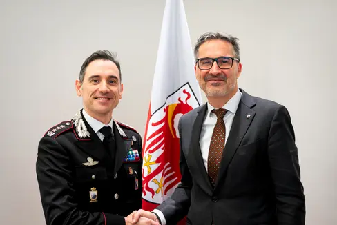 Landeshauptmann Arno Kompatscher begrüßte den neuen Kommandanten der Carabinieri, Oberst Antonio Forte. (Foto: LPA/Fabio Brucculeri)