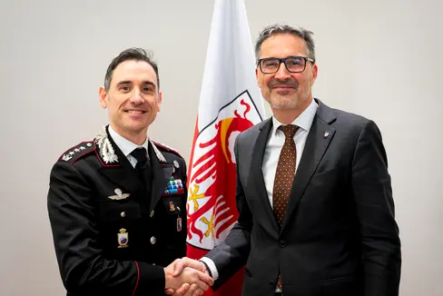 Una stretta di mano benaugurante tra il presidente della Provincia autonoma di Bolzano, Arno Kompatscher, e il nuovo comandante provinciale dei Carabinieri, colonnello Antonio Forte. (Foto: USP/Fabio Brucculeri)