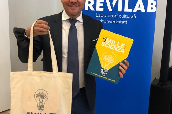 Landesrat Giuliano Vettorato bei der Erstausgabe von Tausend und eine Wissenschaft, er freut sich auf die nächste Ausgabe im November. (Foto: LPA)