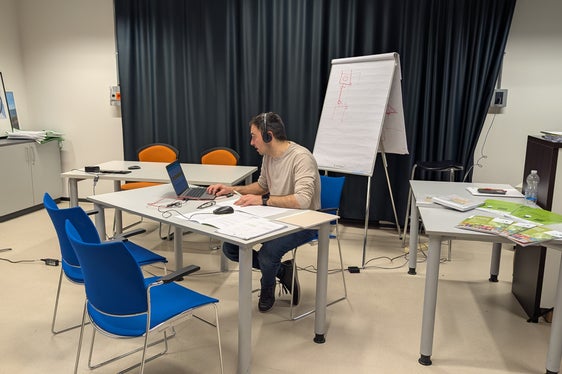 Giorgio Belluardo vom Landesamt für Energie und Klimaschutz führt eine telefonische Beratung zu den Energieförderungen des Landes durch. (Foto: LPA/Vera Brunetti)