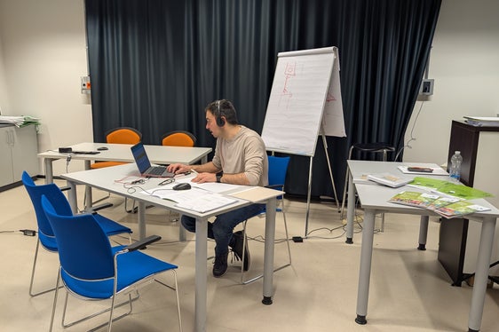 Giorgio Belluardo vom Landesamt für Energie und Klimaschutz führt eine telefonische Beratung zu den Energieförderungen des Landes durch. (Foto: LPA/Vera Brunetti)