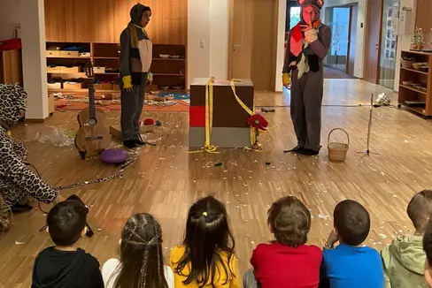 Ai mituns y ales mitans dles scolines ladines ti él gnü pité la poscibilité da tó pert ala rapresentaziun te dui lingac La sorücia Frederick y la forza dla fantasia. (Foto: USP/Intendënza y Cultura ladina)