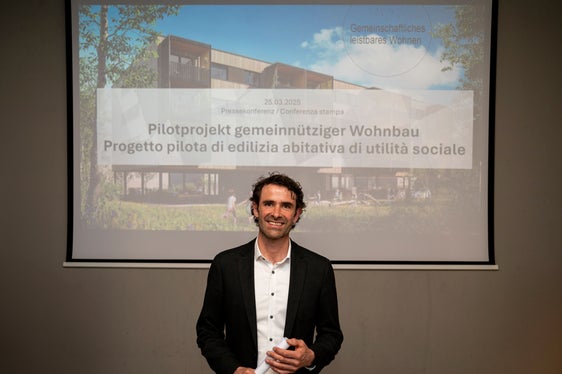 Der Initiator des ersten gemeinnützigen Wohnbauprojekts in Südtirol ist die Arche im KVW. Referatsleiter Leonhard Resch stellte das Vorhaben im Kulturzentrum Astra in Brixen vor. (Foto: LPA/Fabio Brucculeri)