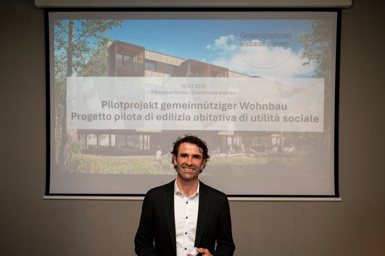 La realtà iniziatrice del primo progetto di costruzione nell'ambito dell'edilizia di utilità sociale in Alto Adige è Arca nel KVW. Il responsabile di Arca nel KVW, Leonhard Resch, ha presentato il progetto al Centro culturale Astra di Bressanone. (Foto: USP/Fabio Brucculeri)