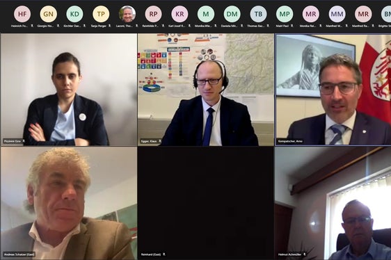 90 dei 122 responsabili della sostenibilità dei Comuni e le Comunità comprensoriali dell'Alto Adige hanno partecipato all'incontro online con il Presidente Schatzer (nella foto in alto a sinistra) e il Presidente Kompatscher (nella foto in basso a destra). (Foto: ASP)