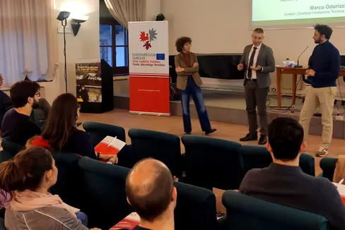 Dritte Etappe der Euregio-Akademie 2023 in Arco: v.l. Elisa Bertò, der Bürgermeiter von Arco, Alessandro Betta, und Stiftungsdirektor Marco Odorizzi (Foto: Euregio/Fondazione Trentina Alcide De Gasperi)