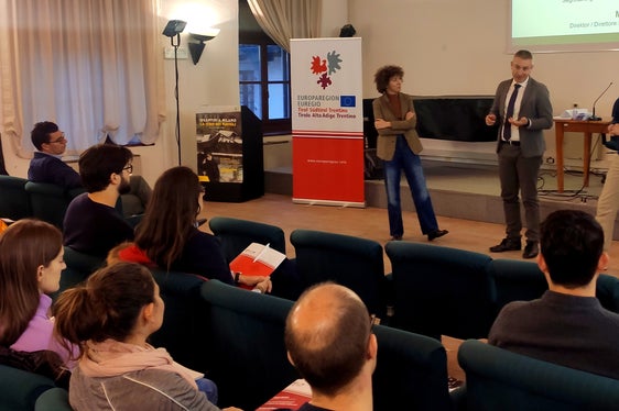 Da sinistra Elisa Bertò (rappresentante trentina all’interno del Segretariato del Gruppo europeo di cooperazione territoriale dell'Euregio Tirolo-Alto Adige-Trentino), il sindaco di Arco, Alessandro Betta, e il direttore della Fondazione Trentina Alcide De Gasperi, Marco Odorizzi, hanno aperto i lavori della terza sessione dell'Accademia dell'Euregio, lo scorso weekend ad Arco (Foto: Fondazione Trentina Alcide De Gasperi)