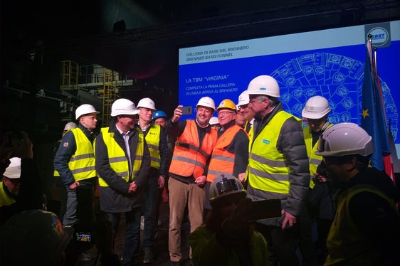 L'immancabile selfie celebrativo del ministro dei Trasporti e delle Infrastrutture Matteo Salvini (Foto: ASP/Angelika Schrott)