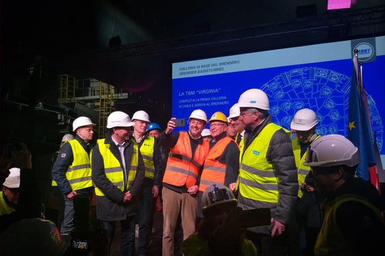 L'immancabile selfie celebrativo del ministro dei Trasporti e delle Infrastrutture Matteo Salvini (Foto: ASP/Angelika Schrott)