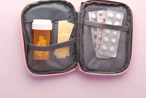 Das Gesundheitsressort rät dazu, Medikamente auf Reisen vor Hitze zu schützen. Wer unsicher ist, wie ein bestimmtes Arzneimittel gelagert werden soll, kann sich an die Apotheke wenden. (Foto: Pexels. Das Foto darf nur in Zusammenhang mit dieser Pressemitteilung verwendet werden.)