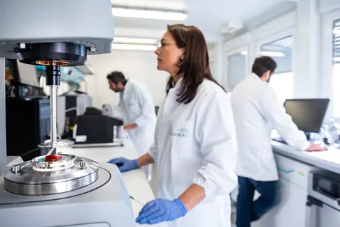 Il gruppo di lavoro sulla trasformazione dei prodotti ortofrutticoli si occupa della trasformazione delle varietà locali di frutta e verdura, concentrandosi sullo sviluppo di prodotti innovativi e sull'ottimizzazione dei metodi di trasformazione; supporta i produttori locali con competenze in materia di tecnologia alimentare al fine di ottimizzare la qualità dei prodotti tradizionali e promuovere lo sviluppo di nuovi prodotti trasformati. (Foto: Centro di ricerca USP/Laimburg/Ivo Corrà)