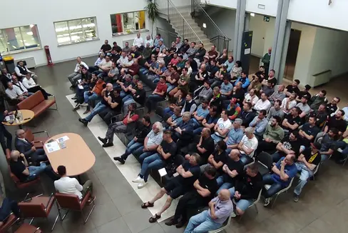 120 Inspektoren und Vertretende von 80 der 103 autorisierten Werkstätten in Südtirol haben am 28. Mai beim Treffen, das vom Kraftfahrzeugamt des Landes in Bozen organisiert wurde, teilgenommen. (Foto: LPA/Kraftfahrzeugamt)