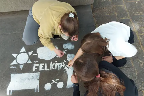 Schülerinnen und Schüler sowie Lehrkräfte der Mittelschule in Blumau und der Mittelschule Fabio Filzi in Leifers bei der Arbeit am Projekt Graffiti 2025, das urbane Kunst, Sprachenlernen und interkulturellen Austausch miteinander verbindet. (Foto: LPA/Landesdirektion italienischsprachige Grund-, Mittel- und Oberschulen staatlicher Art/Verena Mitterer)