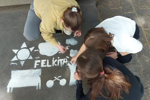 Alunni e insegnanti delle scuole secondarie di primo grado di Prato Isarco e Fabio Filzi di Laives al lavoro sul progetto “Graffiti 2025”, che unisce arte urbana, apprendimento delle lingue e scambio interculturale. (Foto: USP/Direzione Istruzione e formazione italiana e tedesca)