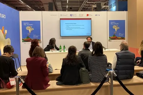 La Provincia di Bolzano è stata inoltre protagonista di un incontro professionale sul tema “Finanziamento pubblico ed editoria”. Luca Bizzarri, direttore dell’Ufficio Educazione permanente, biblioteche e audiovisivi, insieme a Giuliano Geri della casa editrice Raetia-Alphabeta, hanno presentato la Legge provinciale a sostegno dei progetti editoriali legati al territorio e all’editoria locale e ragionato sul modello altoatesino. (Foto: USP)