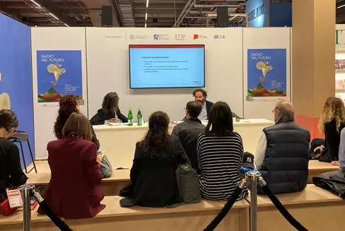 Das Land Südtirol spielte bei einem Fachtreffen zur Öffentlichen Förderung und Verlagswesen“ eine zentrale Rolle. Luca Bizzarri, Direktor des Amtes für Weiterbildung, Bibliotheken und audiovisuelle Medien, und Giuliano Geri vom Verlag Raetia-Alphabeta stellten das Landesgesetz zur Förderung von Projekten der lokalen Verlagswelt vor. (Foto: LPA)