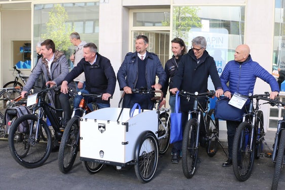 Probefahrt zur Inbetriebnahme des neuen Fahrradknotenpunkts am Verdiplatz in Bozen: Massimiliano Valle, Luis Walcher, Landesrat Daniel Alfreider, Luigi Scolari und Mauro Fattor. (Foto: LPA/Patrick Thaler)