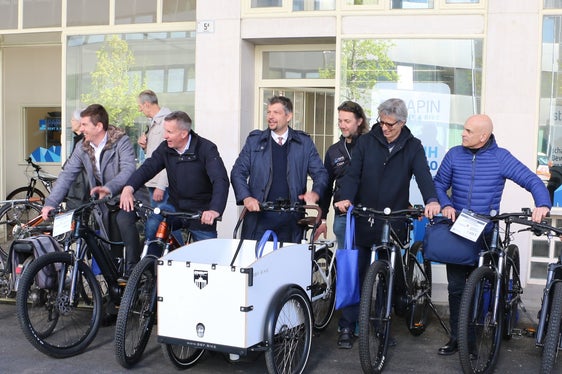 La nuova stazione per biciclette è finalmente realtà: nella foto (da sinistra) Massimiliano Valle, Luis Walcher, Daniel Alfreider, Luigi Scolari e Mauro Fattor. (Foto: ASP/Patrick Thaler)