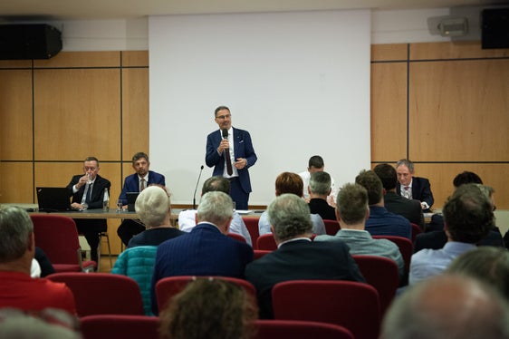 Il nostro scopo è scrivere un nuovo capitolo della storia dell’A22 e dei territori che attraversa, che ha come tema la sostenibilità e vede l’asse del Brennero trasformato in un corridoio verde”, ha sottolineato il presidente della Giunta provinciale, Arno Kompatscher (Foto: ASP/Ingo Dejaco)
