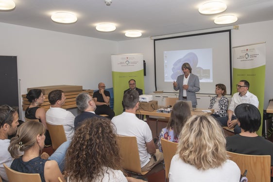 Das Gemeinschaftshaus in Brixen ist bereits seit mehreren Wochen geöffnet, am 25. Juni hat Gesundheitslandesrat Hubert Messner gemeinsam mit Vertretungen des Sanitätsbetriebs und des Ressorts der offiziellen Eröffnung teilgenommen. (Foto: LPA/Othmar Seehauser)