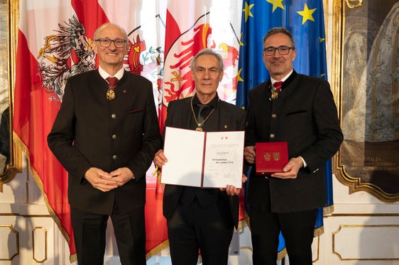 Die Landeshauptmänner Anton Mattle (links) und Arno Kompatscher (rechts) ehrten den Künstler Gotthard Bonell. (Foto: Land Tirol/Sedlak)