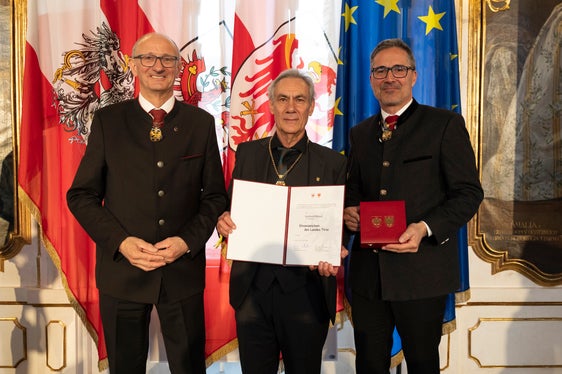 Die Landeshauptmänner Anton Mattle (links) und Arno Kompatscher (rechts) ehrten den Künstler Gotthard Bonell. (Foto: Land Tirol/Sedlak)
