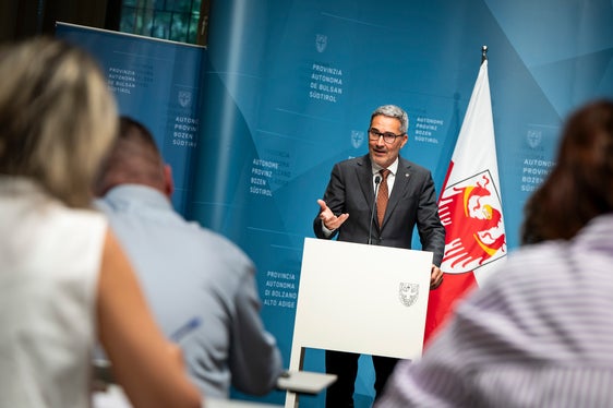 Gli studenti che frequenteranno le università o le scuole universitarie professionali nel prossimo anno accademico 2024/2025 potranno richiedere le borse di studio. Il presidente Arno Kompatscher ha illustrato oggi alcuni criteri. (Foto: USP/Fabio Brucculeri)