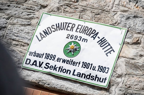 La targa descrive l'anno di inaugurazione del rifugio (Foto: Rifugio Europa)